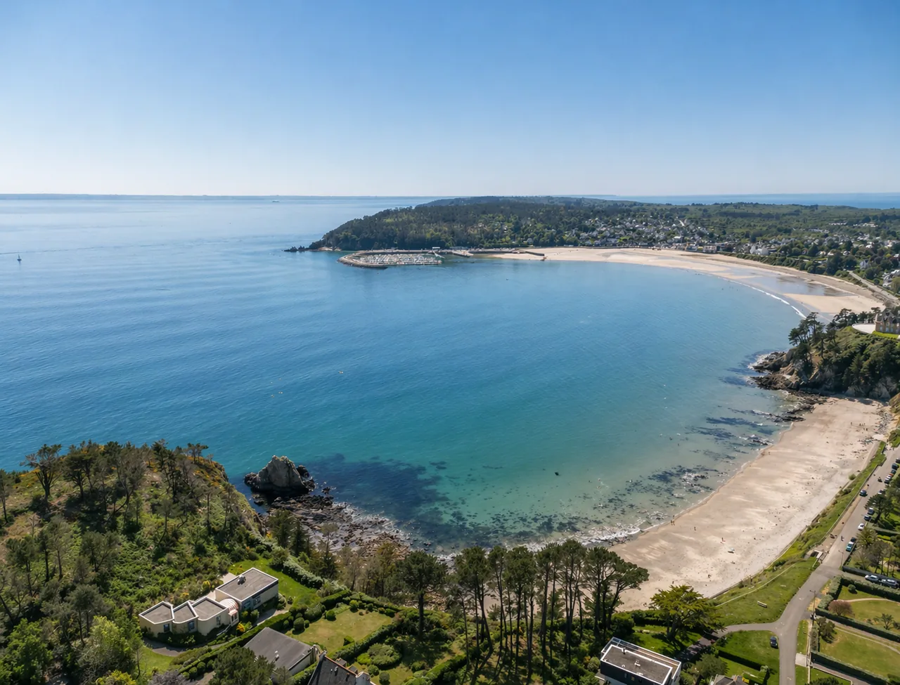 Vue aérienne de la baie de Morgat et de ses plages