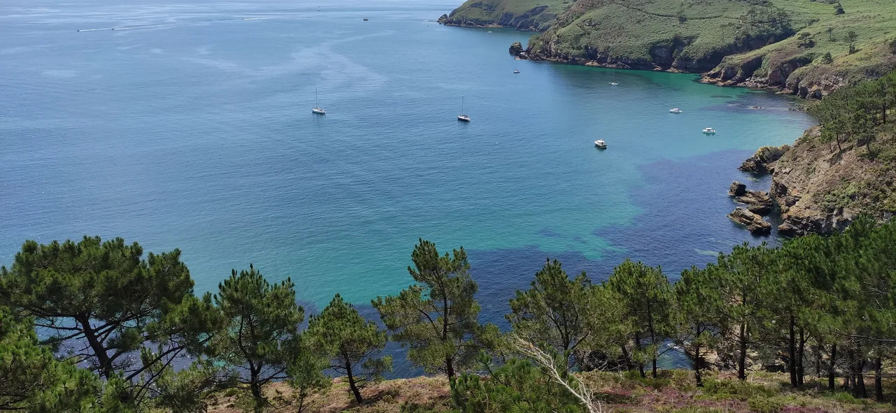 Le littoral et les eaux turquoise de la presqu’île de Crozon depuis le GR34