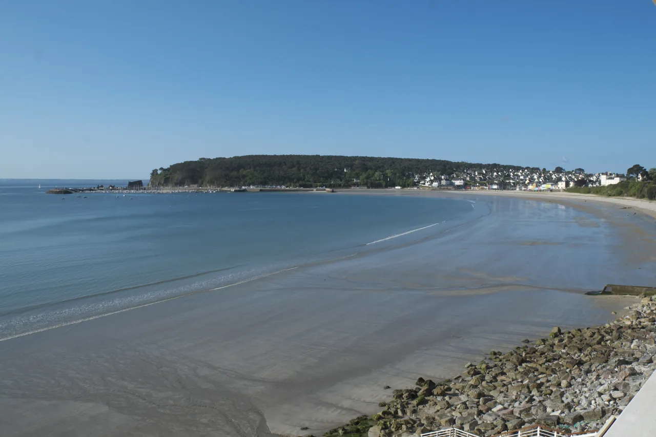 La plage de Morgat et ses eaux calmes