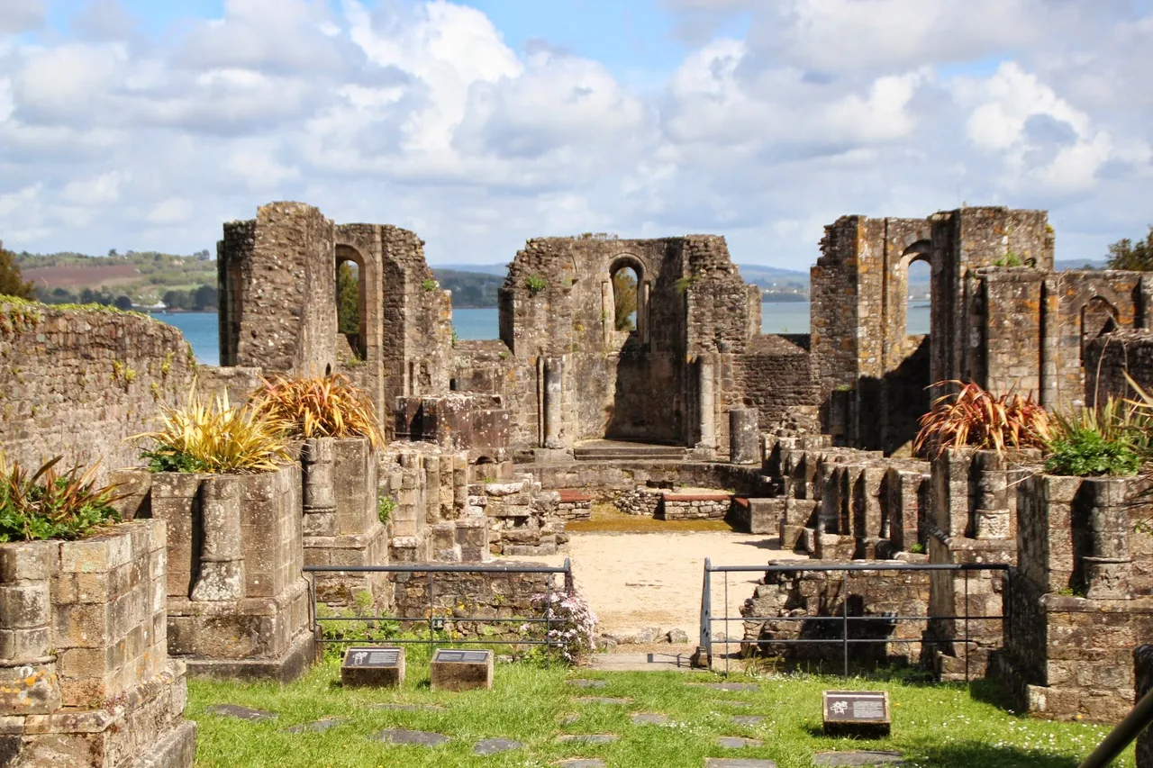 Vestiges de l’ancienne abbaye de Landévennec sous un ciel nuageux.