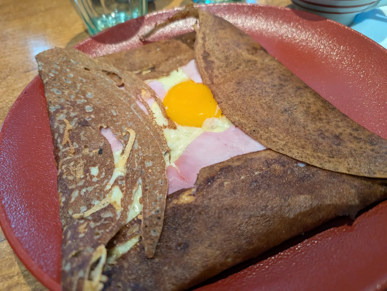 Galette de sarrasin garnie de jambon, d’œuf et de fromage, photographiée à Lannion.