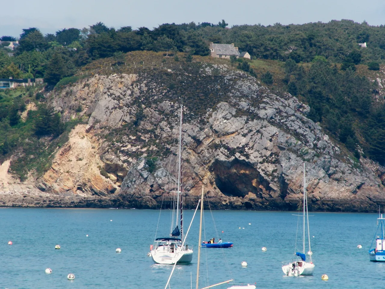 Voiliers devant la grotte Sainte-Marine et les falaises du Kador à Morgat.