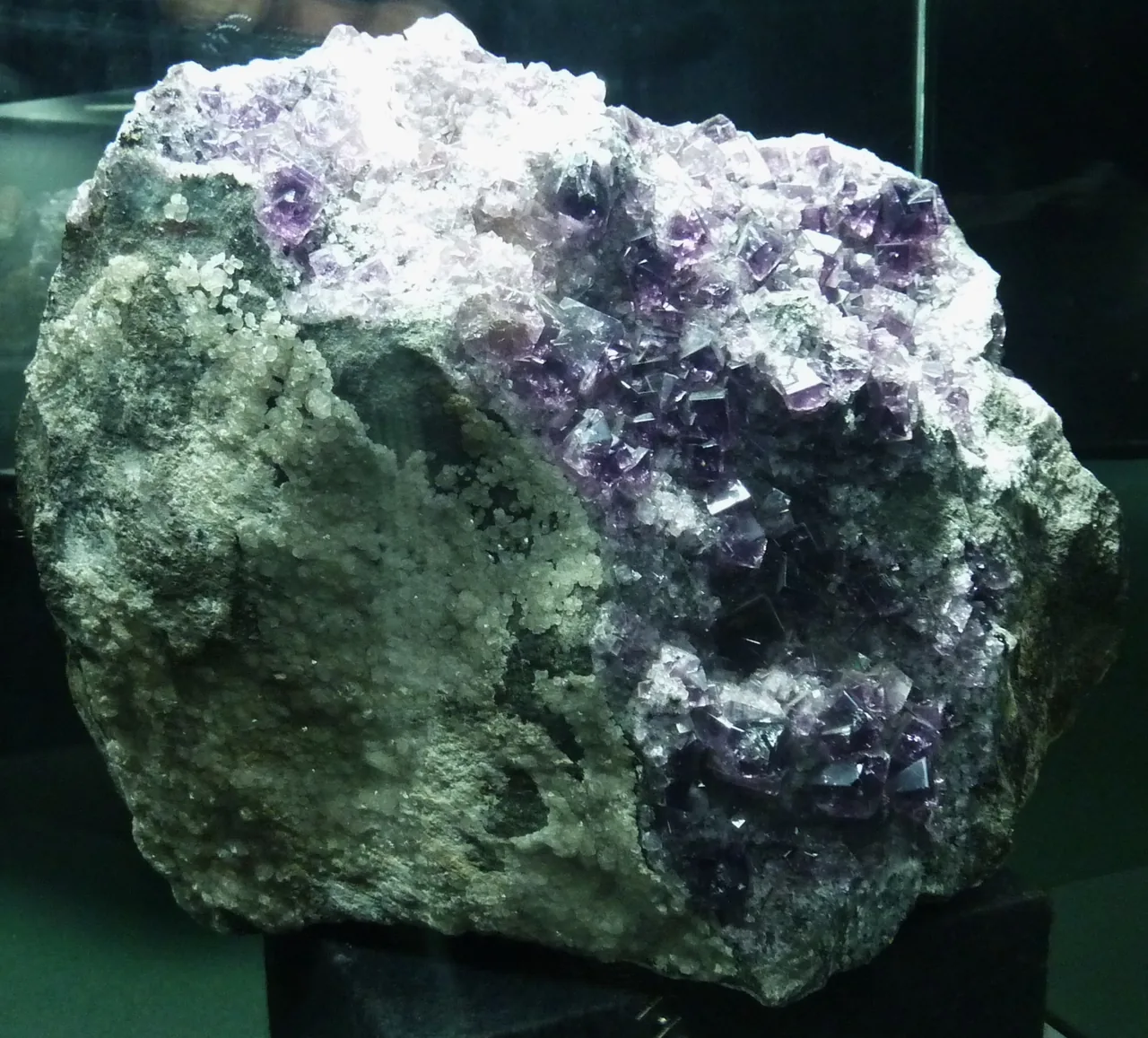 Cristaux de fluorite violets et clairs, photographiés à la Maison des Minéraux de Crozon.