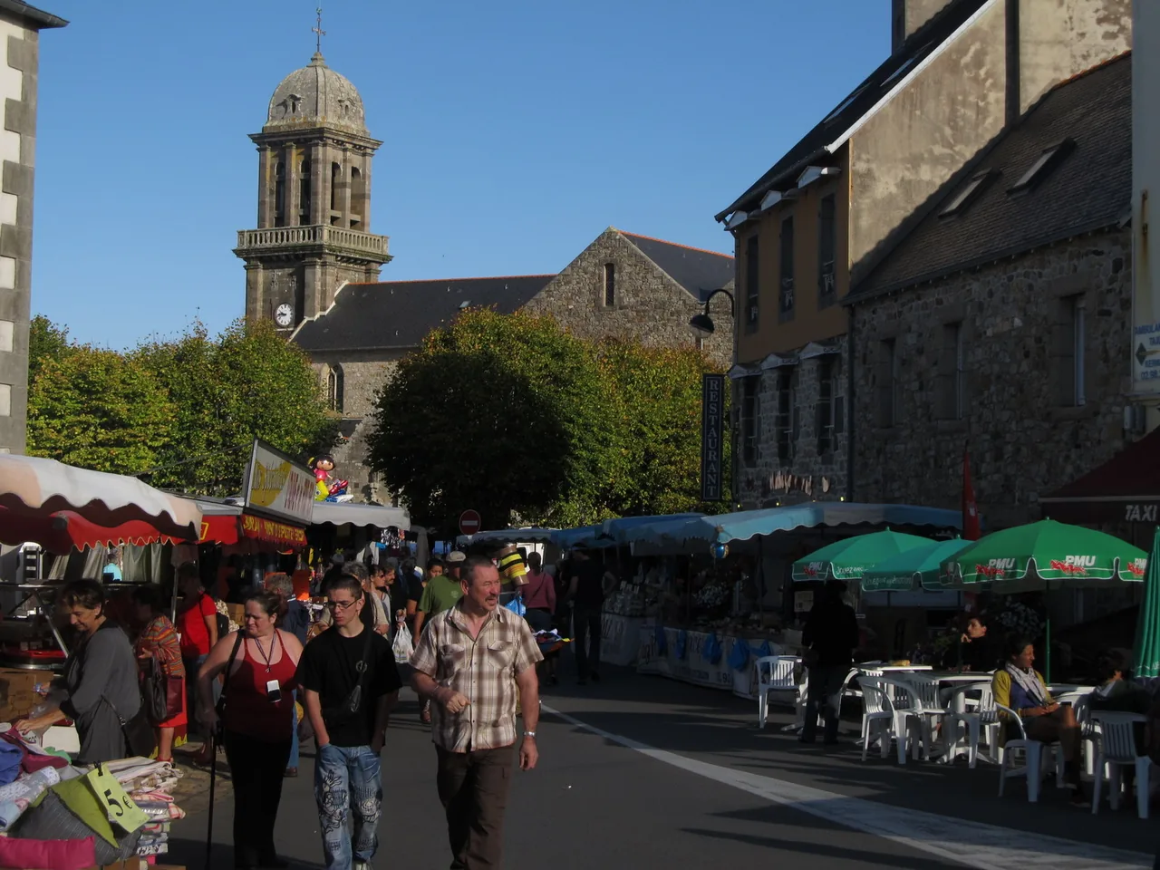 Le marché de Crozon, ses étals et le clocher de l’église Saint-Pierre.