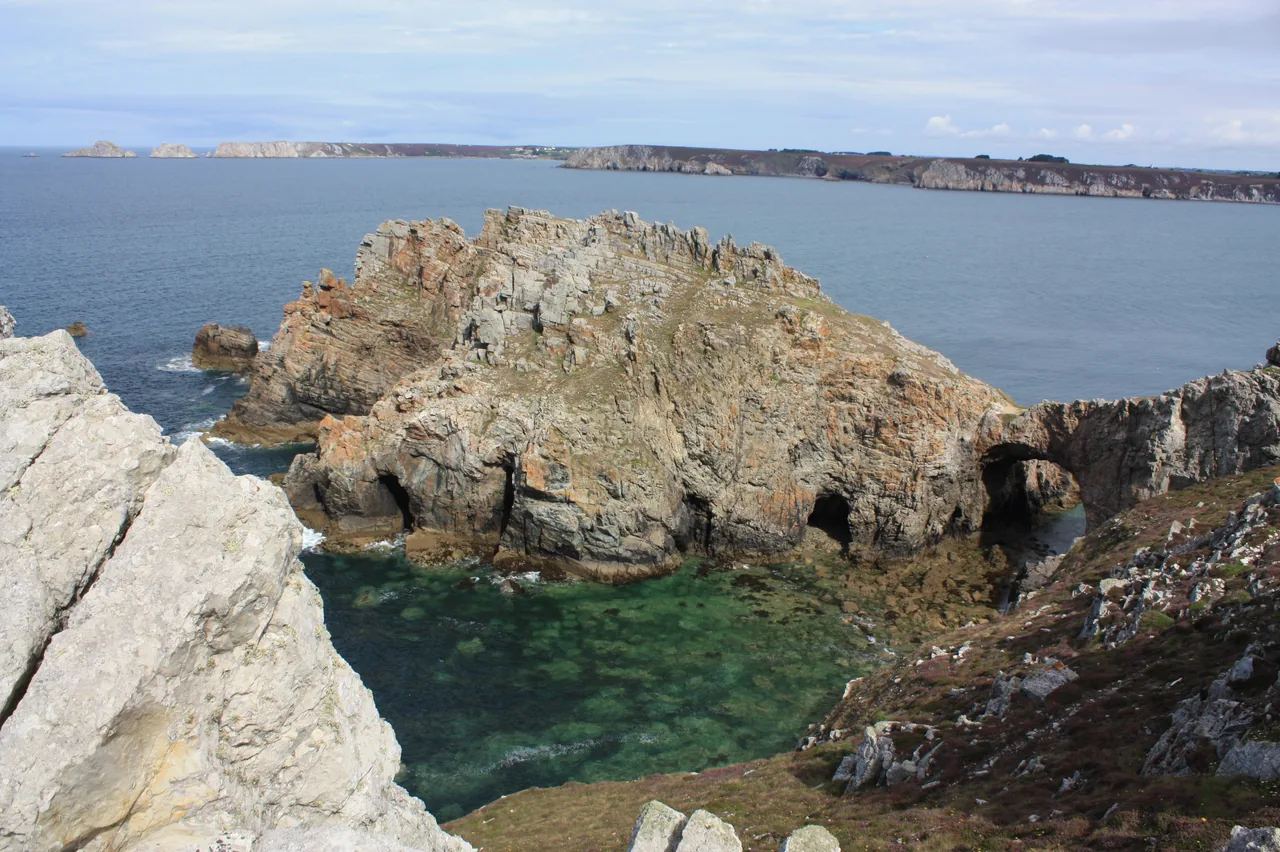 Rochers de la pointe de Dinan au-dessus de la mer.