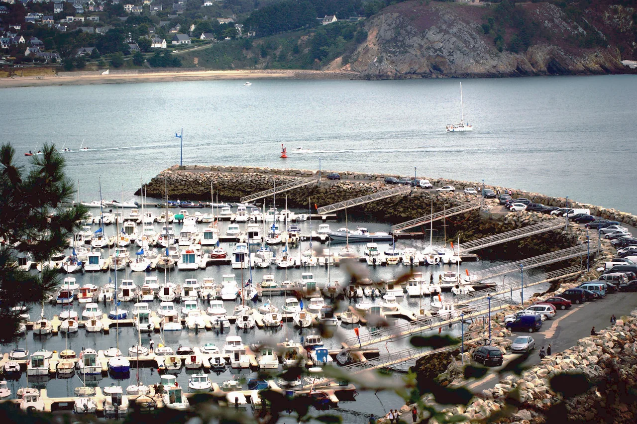 Les bateaux dans le port de plaisance de Morgat