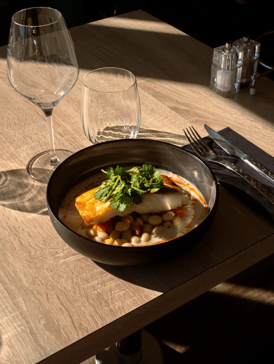 Une assiette de poisson et sa garniture sur une table de Saveurs et Marée à Morgat.